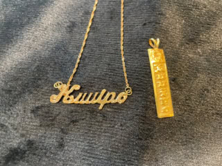 【ハワイアンジュエリー】オーダーしてから2週間で完成する14Kレタードネックレスは1,495ドル（約231,725円）、オーダーしてから2日間で完成する14Kプレートネームトップ1,395（約216,225円）。