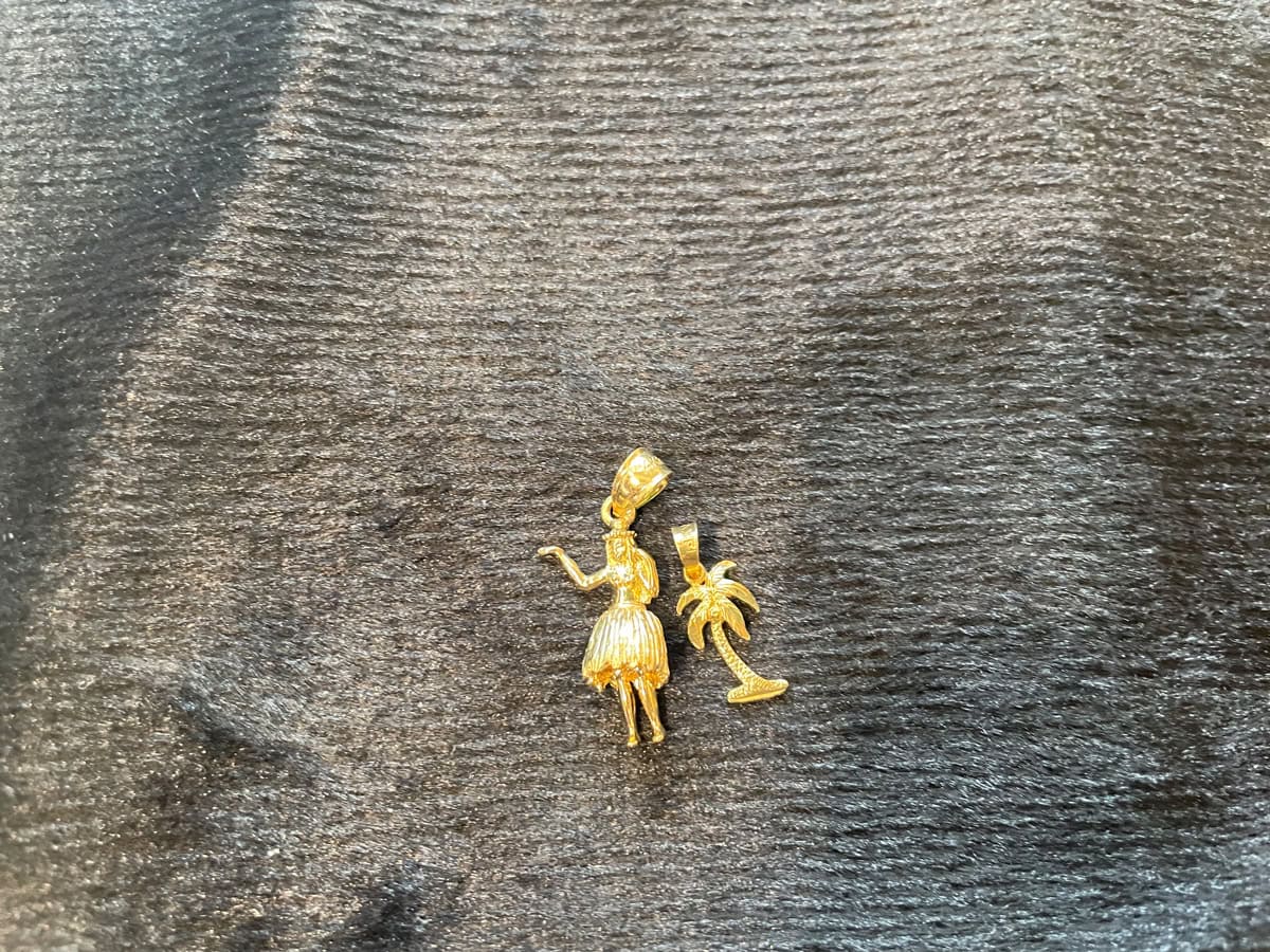 【ハワイアンジュエリー】迷いに迷って、フラガールの14Kペンダントトップをお買い上げ。フラガール595ドル（日本円で約92,225円）、パームツリー180ドル（約27,900円）。