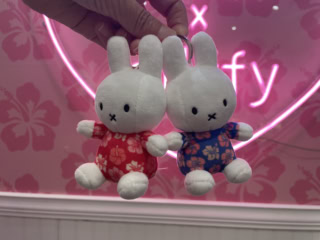 【Kira x Miffy】こちらが毎朝行列ができるぬいぐるみキーホルダー各22ドル（日本円で約3,410円）。