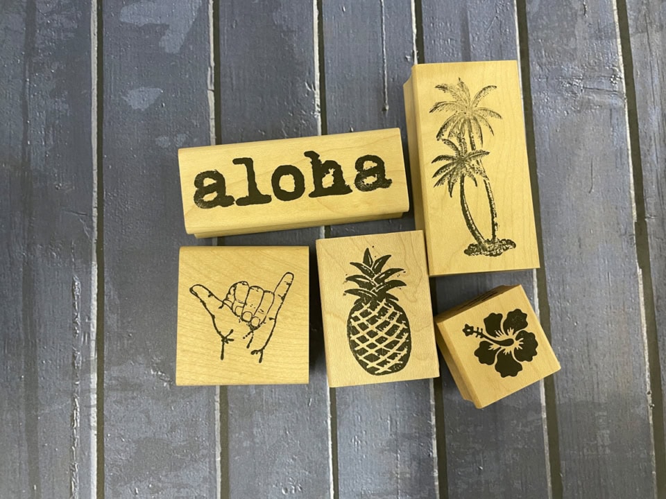 【HouseMart Ben Franklin Crafts】シンプルなハワイ柄を集めてみました。スタンプ各10.99ドル（日本円で約1,703円）。