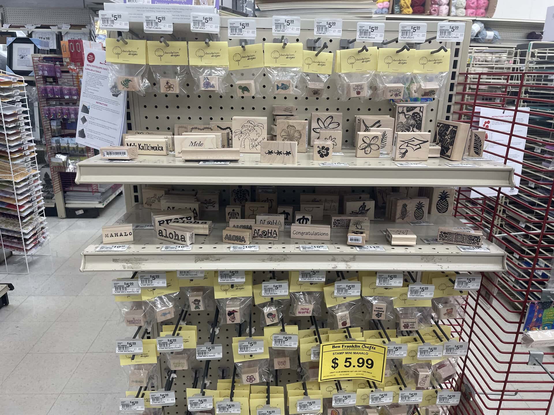 【HouseMart Ben Franklin Crafts】スタンプの販売コーナーはこちら。お気に入りのモチーフやサイズ、見つけてみてください。