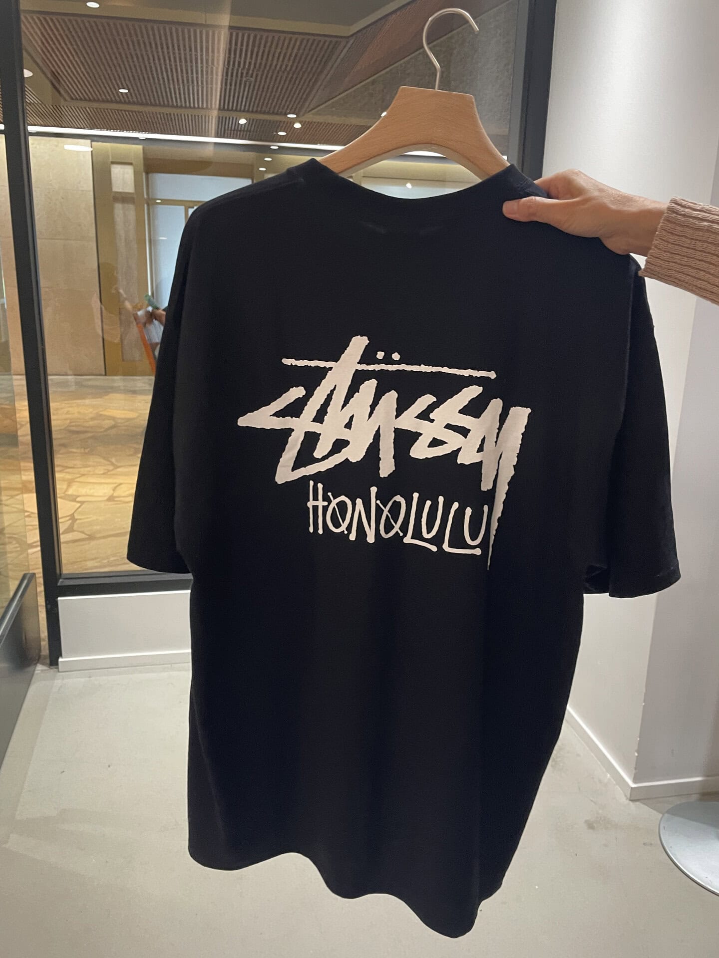 【Stussy Honolulu】幻の黒T。次回は手に入りますように。45ドル（約6,975円）。