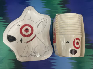 【Target】ブルズアイ君が笑ってるー！ カップはスープ用にちょうどいいかも。ペーパーディッシュ、ペーパーカップ各3ドル（約465円）。