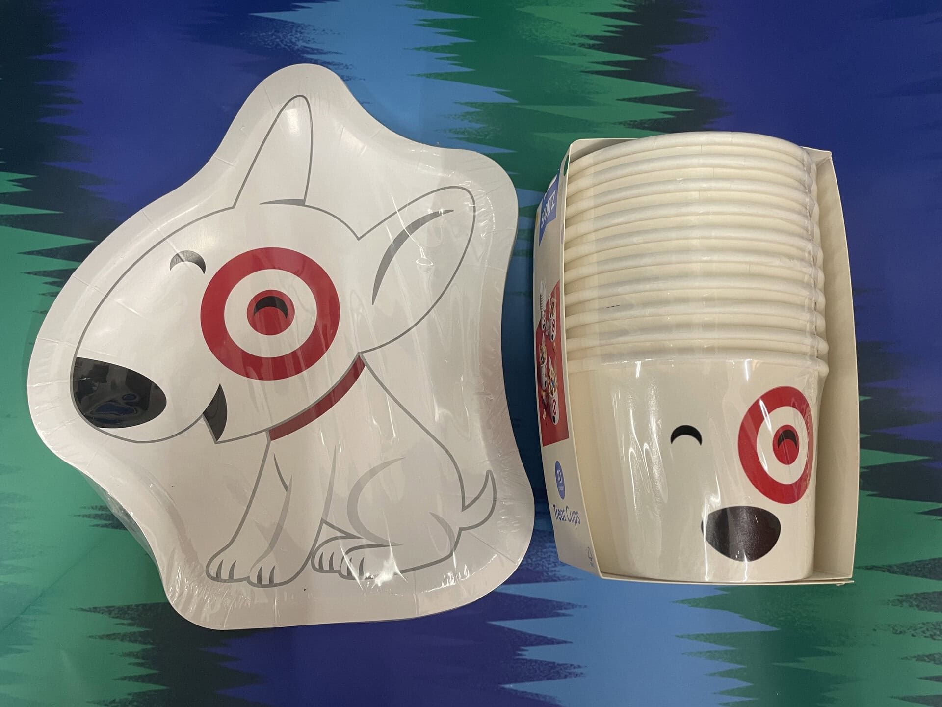 【Target】ブルズアイ君が笑ってるー！ カップはスープ用にちょうどいいかも。ペーパーディッシュ、ペーパーカップ各3ドル（約465円）。