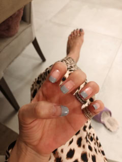 プルー系のフレンチも淡めのカラーで。