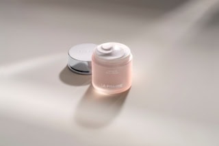 肌をなめらかに、やわらかさのサイエンスがつまったラグジュアリーなボディークリーム。カシミアボディクリーム 200mL ￥41,910（ラ・プレリー）※3月20日発売