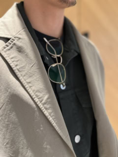 Tシャツにかけたメガネは胸元のアクセントになるだけでなく、視線を上に向かせてスタイルアップを促す効果も！