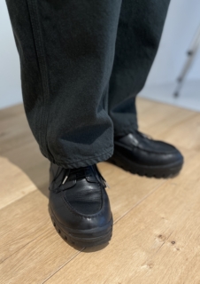 たっぷりとしたデニムに合わせて、足元もビブラムソールで程よいボリュームを