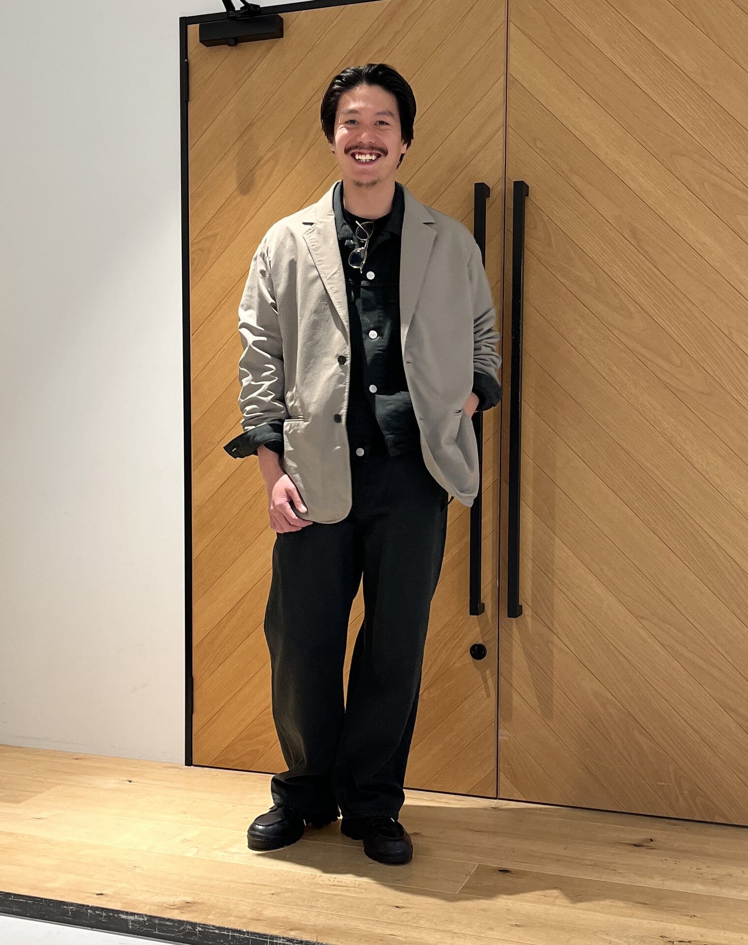 エストネーションのジャケット＆Tシャツ、オーセン×エストネーションのGジャン＆デニム、ユウイチトヤマのメガネ、エンダースキーマのシューズは井平さんの私物