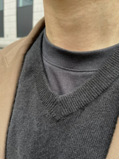 浅Vの黒ニットと黒Tの同色レイヤードは真似したいかも!
