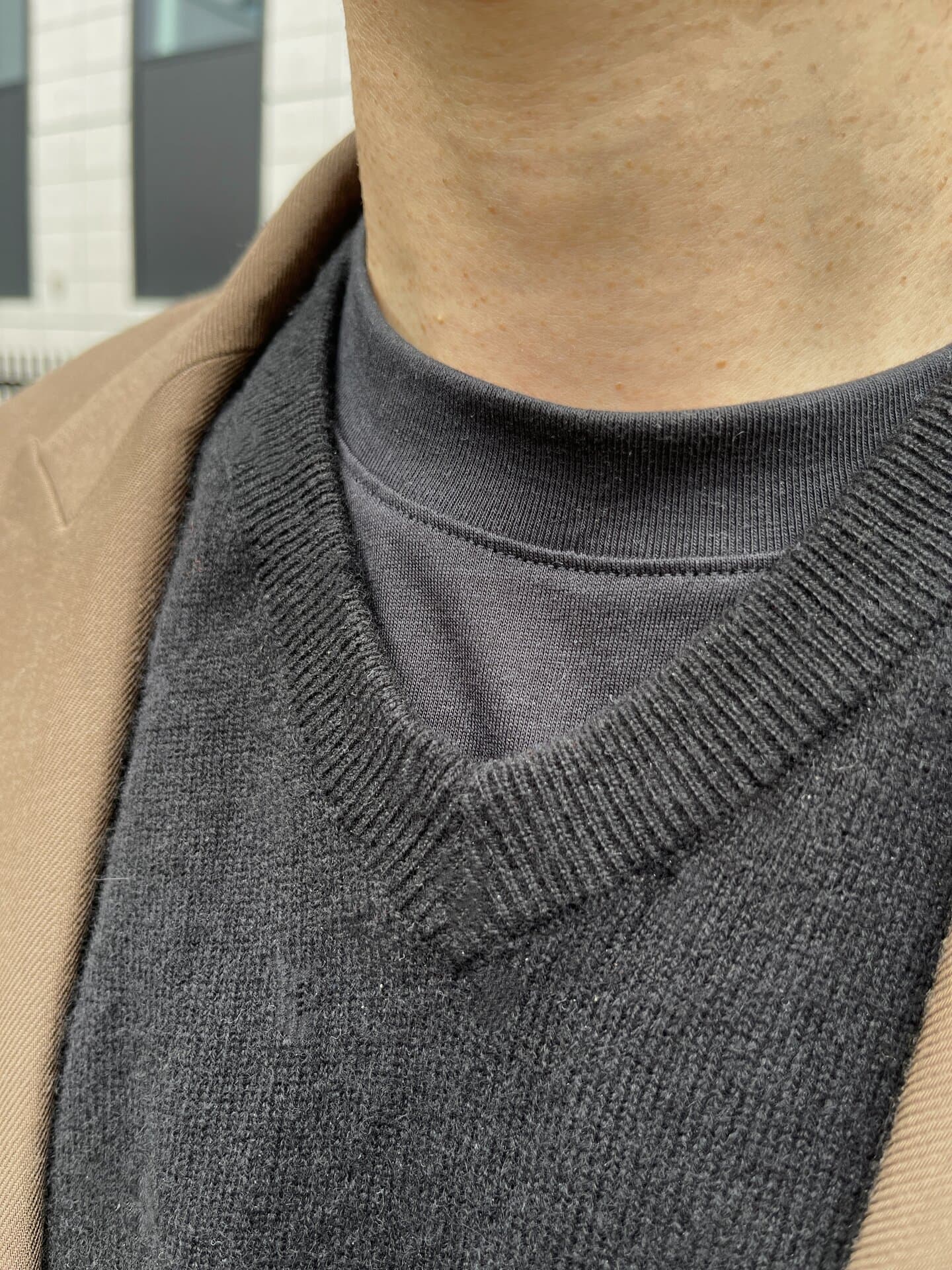 浅Vの黒ニットと黒Tの同色レイヤードは真似したいかも！