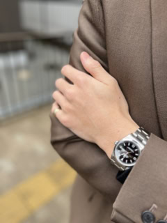 アクセサリーは時計とピンキーリングのみ。着こなし同様、シンプルにまとめていました