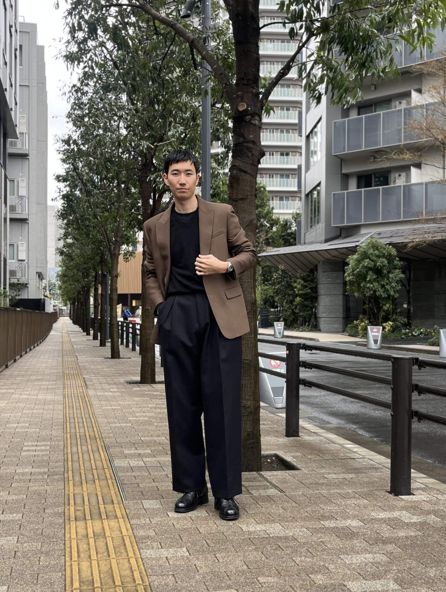 ザ・ロウのジャケットとニット、ゼニアのパンツ、ロレックスの腕時計、カルティエのリング、フラテッリ ジャコメッティのシューズは坂巻さん私物