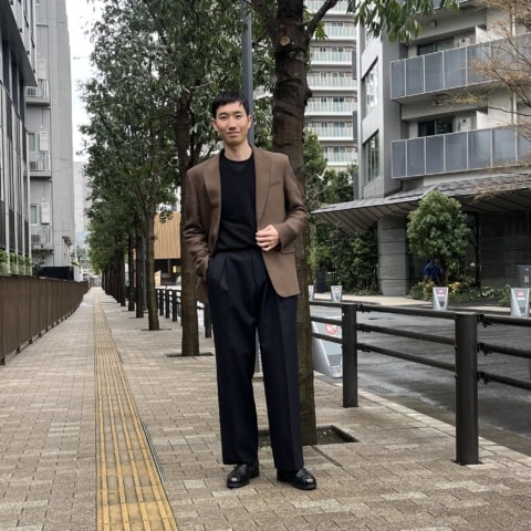 ザ・ロウのジャケットが主役。「黒×ブラウン」配色で洒落たジャケットコーデ完成！【メンズ服に学ぶ】