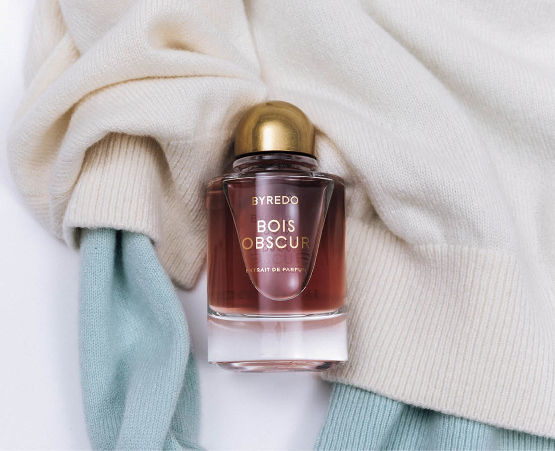 サフランとジャスミンが濃厚なウードと重なって、深くもモダンなアコードに。ナイト ヴェールズ パフューム エクストラクト ボワ オブスキュール 70mL ¥59,070（バイレード ジャパン）ニット※参考商品（スローン／ザ ショップ スローン 新静岡セノバ店）