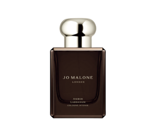 ラブダナムの樹脂のノートとビターオレンジが調和。スペイン・アンダルシア地方に着想を得た、どこかエキゾチックな香り。アンバー ラブダナム コロン インテンス 50mL ¥22,880（ジョー マローン ロンドン）