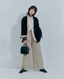 ジャケット¥49,500、シャツ¥26,400、中に着たグレーシャツ¥26,400、パンツ¥28,600（全てウィム ガゼット）、ローファー¥30,800※参考商品（ザ ポーズ／全てウィム ガゼット ルミネ新宿店）、バッグは増刊号付録、ソックスはスタイリスト私物