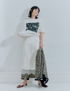 Tシャツ¥16,500、手に持ったジャケット¥88,000、スカート¥44,000、上に重ねたスカート¥25,300（全てウィム ガゼット）、ミュール¥28,600（ハァウ／全てウィム ガゼット ルミネ新宿店）