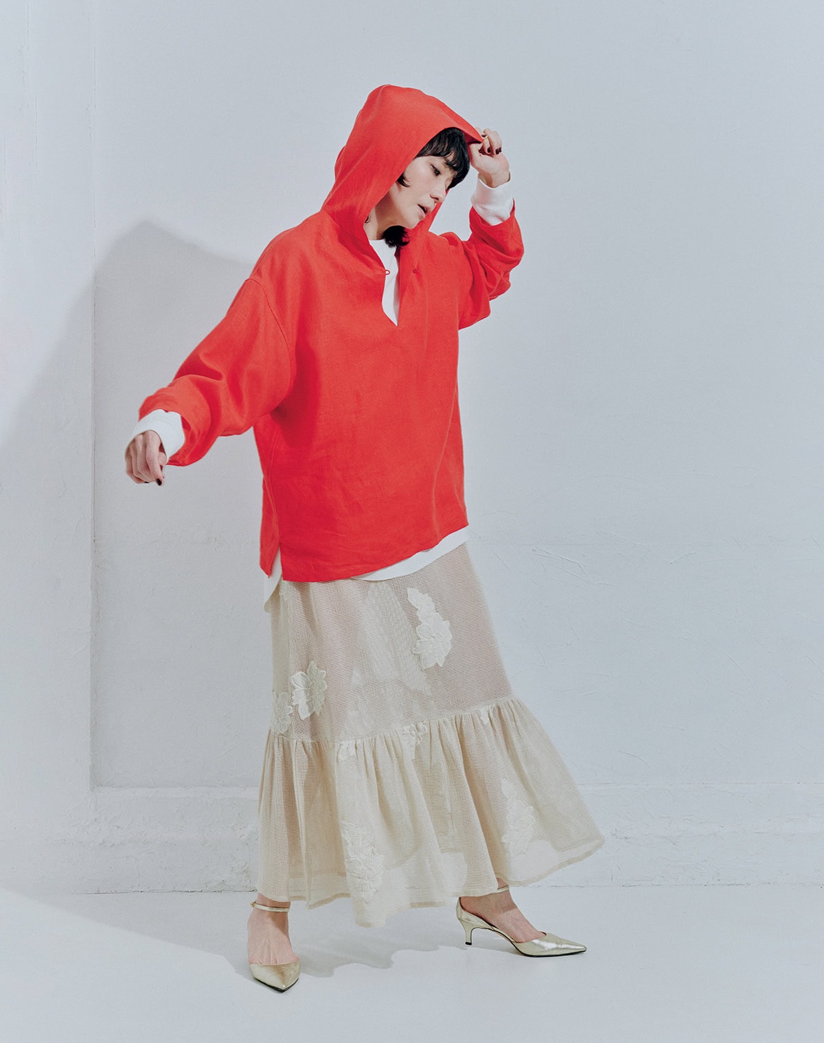 フードプルオーバー¥35,200、ロンT ¥16,500、中に着たドレス¥29,700（全てウィム ガゼット）、パンプス¥33,000（ハァウ／全てウィム ガゼット ルミネ新宿店）