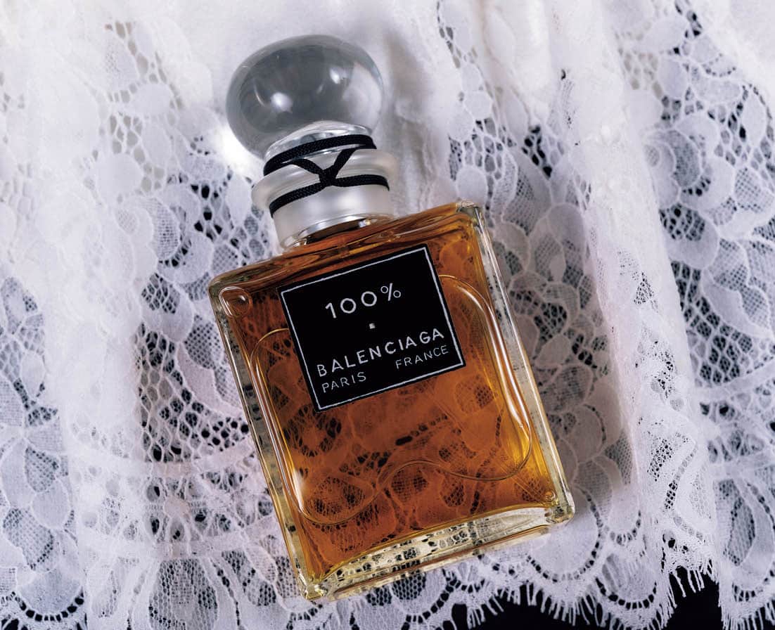 ダマスクローズエッセンスにシャープなメタリックローズを加えることでたおやかにしてハイエンドな芳香へ。バレンシアガ パルファム 100% 100mL ¥46,090 ※予定価格（バレンシアガ クライアントサービス）