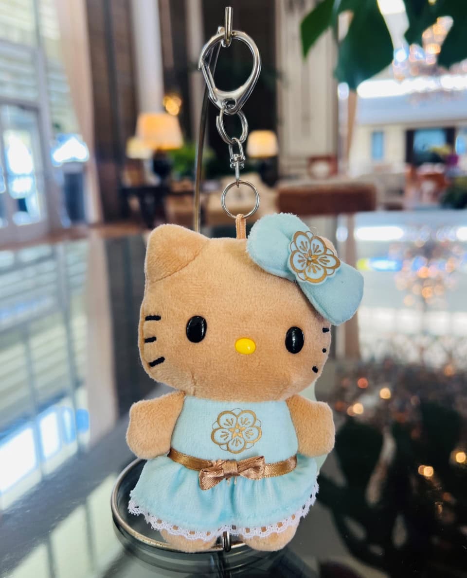 【ザ・カハラ・ホテルのキティ】幻のカハラキティ！ ディスプレイを撮影させてもらいました。ホテルのシンボルでもあるプルメリアがON。55ドル（日本円で約8,525円）。