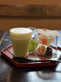 「囲炉裏茶屋 八里」でもスイーツコレクションにエントリー中! 抹茶ラテやいちご大福、花豆に、もちもちのカラフル水まんじゅうが入ったフルーツポンチなど目でも楽しめる和のスイーツ。桜霞¥1,800 ※1日限定10食、4月22日まで