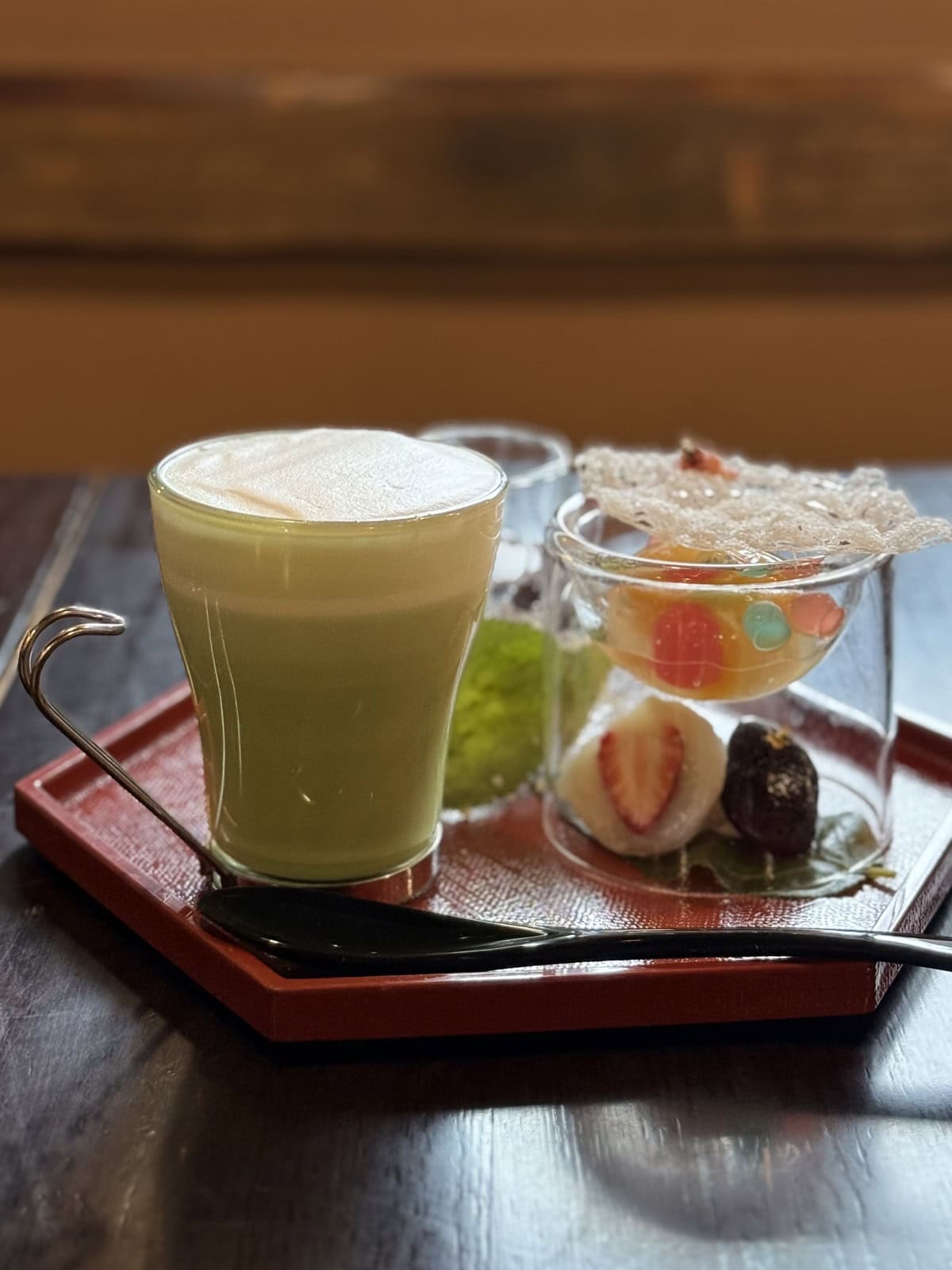 「囲炉裏茶屋 八里」でもスイーツコレクションにエントリー中！ 抹茶ラテやいちご大福、花豆に、もちもちのカラフル水まんじゅうが入ったフルーツポンチなど目でも楽しめる和のスイーツ。桜霞￥1,800 ※1日限定10食、4月22日まで