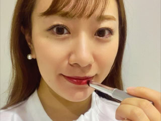 「唇にするするとなじませるだけで血色感のあるリップに。鏡いらずでさっとつけられるので、ポーチやデスクなどに常に常備しています」