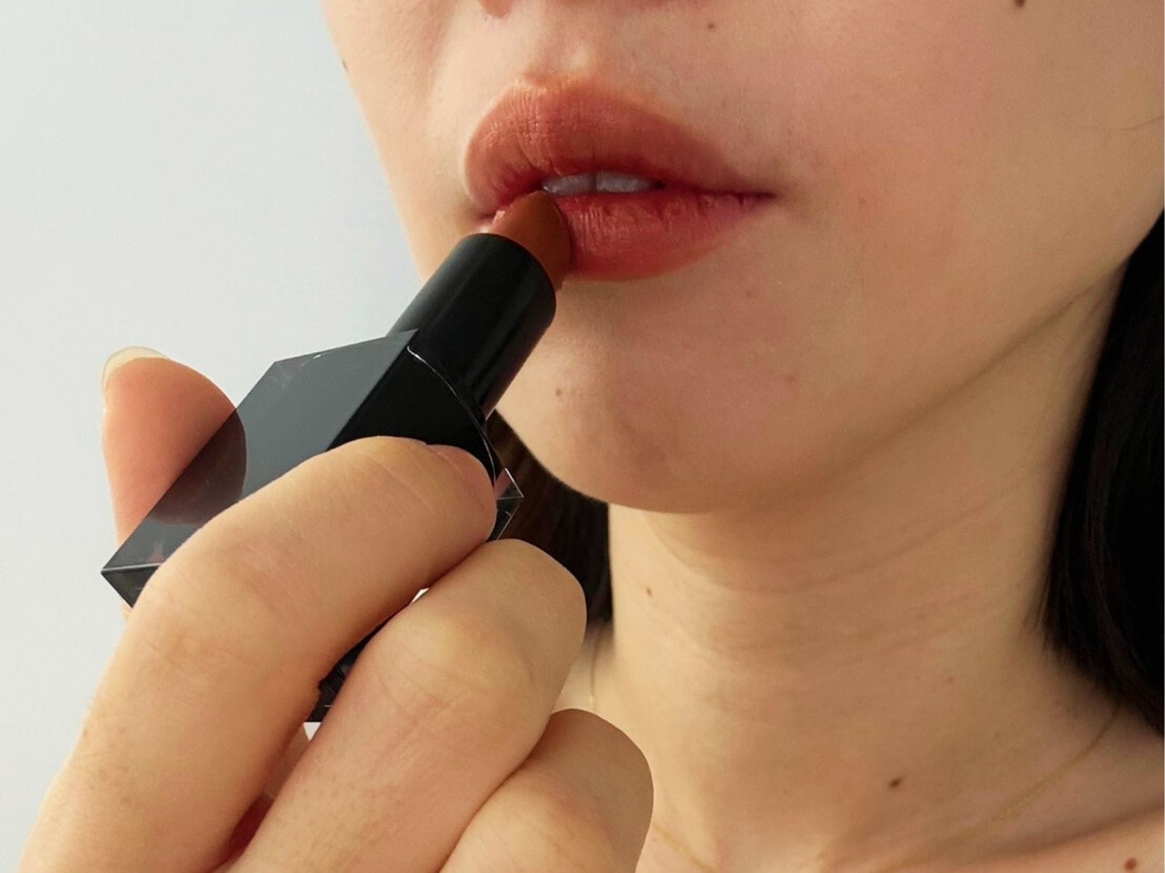 「そのまま直接リップにオン。セミマットな質感だけど塗りやすいです。ポーチの3番『アロマヴェール リップマスク』を下地にするとぷるんと感もアップ」