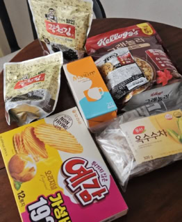 ロッテマートにはバラまき土産にもぴったりな食品がずらりと揃う!