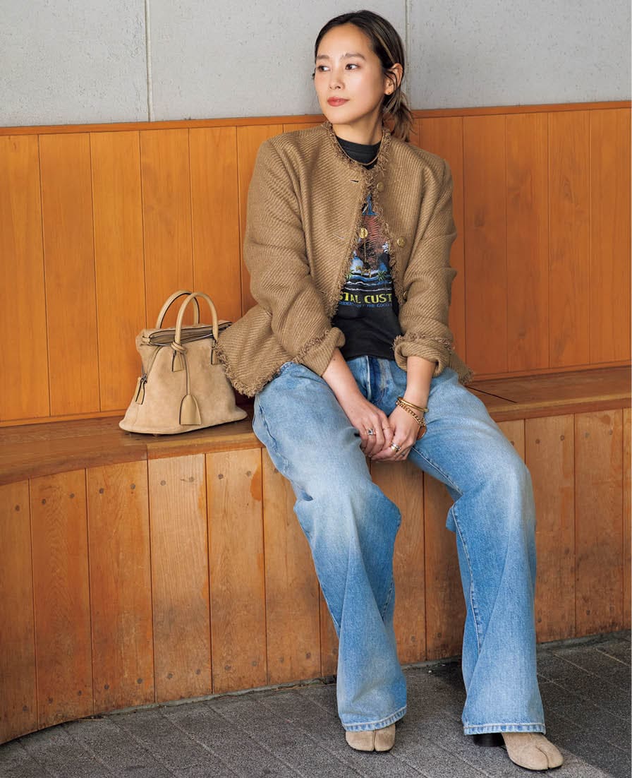 「顔色が明るく映る上品なベージュ♡」ジャケット¥68,200（エーピー ストゥディオ）、Tシャツ¥6,930（グッドロックスピード）、デニム¥145,200、バッグ¥319,000、シューズ¥242,000（全てメゾン マルジェラ）、チェーンネックレス¥379,940、コインネックレス¥457,380（共にジジ／全てAP STUDIO NEWoMan 新宿店）、ブレスレット※参考商品