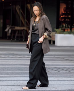 ジャケット¥74,800（クチュール ド アダム）、キャミソール¥17,600（エーピー ストゥディオ）、パンツ¥46,200（リメイン）、シューズ¥36,300（モリーニ）、バッグ¥184,800（ジル サンダー）、チェーンネックレス¥379,940、コインネックレス¥457,380（共にジジ／全てAP STUDIO NEWoMan 新宿店）、エルメスのレザーバングルは本人私物