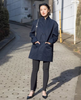 ジャケット¥63,800（ケイル）、セリーヌのレギンス、ラバンヌのバッグ、頭に着けたH&Mのサングラス、ザラのシューズは全て本人私物