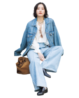 ブラウス¥36,300（ランバン オン ブルー）、パンツ¥27,500（リー×ランバン オン ブルー／共にランバン オン ブルー）、ヴィンテージのデニムジャケット、ジル サンダーのシューズ、リエ スタジオのバッグ、ブランの眼鏡は全て本人私物