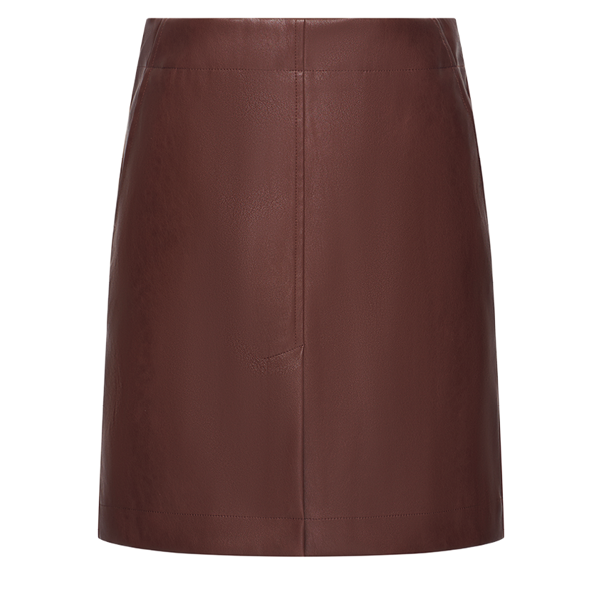 「レザーアイテムも気になるトレンドのひとつ」エコレザースカート¥9,853※為替により変動あり（スタジオ ドー）