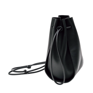 「主張し過ぎないのにさり気なくポイントになるデザインが好き。上質なレザーの質感も◎」バッグ¥28,600（イッチ／ICHI GALLERY）