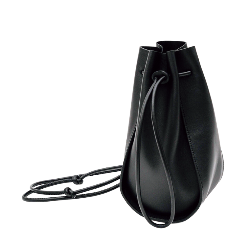 「主張し過ぎないのにさり気なくポイントになるデザインが好き。上質なレザーの質感も◎」バッグ¥28,600（イッチ／ICHI GALLERY）