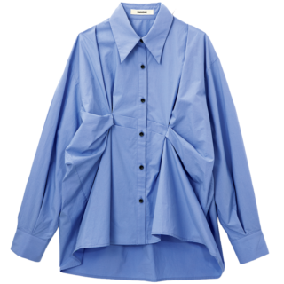 「ノーアクセでも映えるシルエット。トレンドのサックスブルーのシャツは、アシンメトリーなタック入りで個性を狙います」シャツ¥39,600（ラム・シェ）