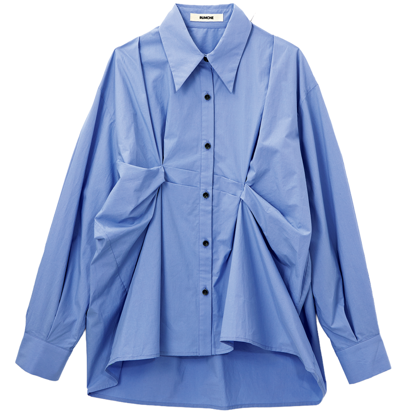 「ノーアクセでも映えるシルエット。トレンドのサックスブルーのシャツは、アシンメトリーなタック入りで個性を狙います」シャツ¥39,600（ラム・シェ）