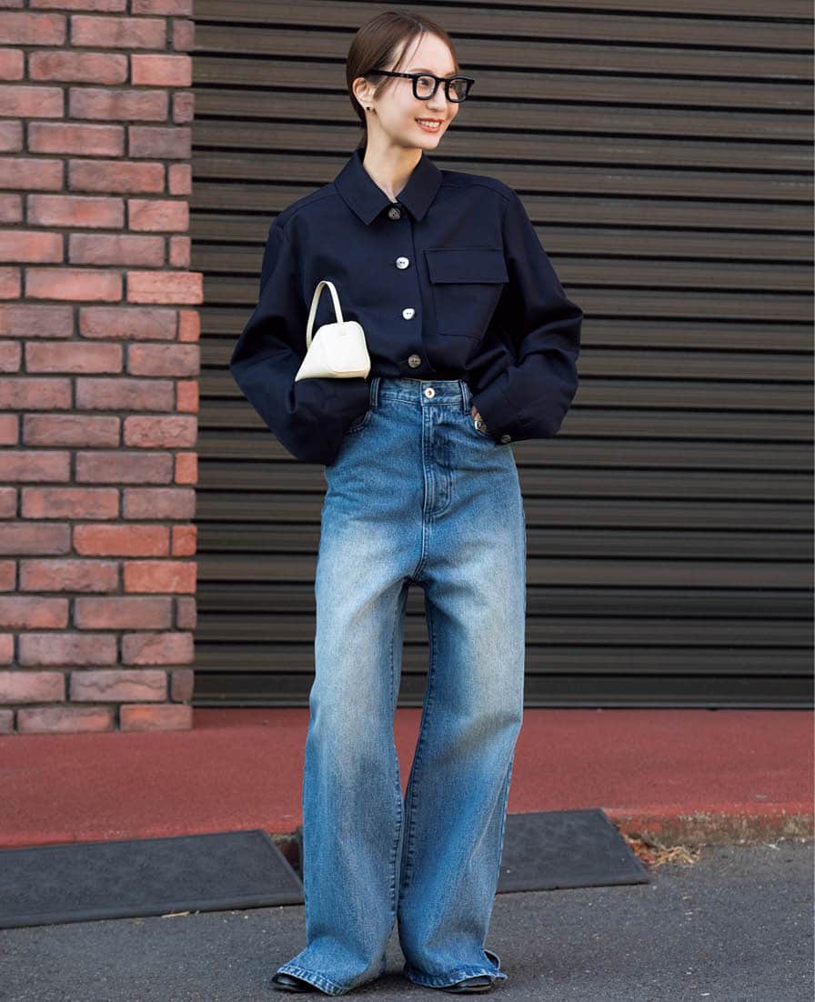 デニム¥29,700（ヴェニカ／Souple）、アーニーパロのブルゾン、金子眼鏡の眼鏡、ザ・ロウのバッグは全て本人私物