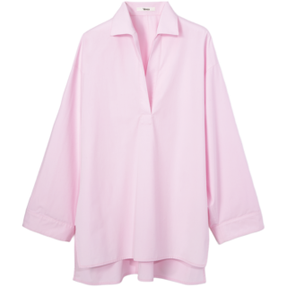 「パッと目を惹く鮮やかなピンクカラーも、オーバーサイズなら甘くならない」シャツ¥25,300（ヴェニカ／Souple）