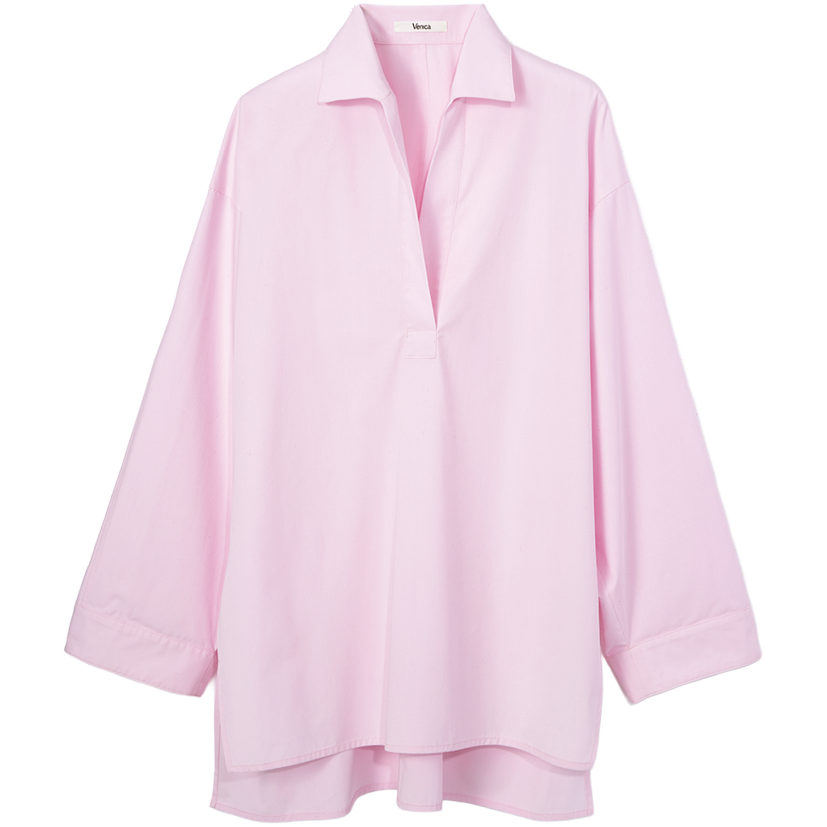 「パッと目を惹く鮮やかなピンクカラーも、オーバーサイズなら甘くならない」シャツ¥25,300（ヴェニカ／Souple）