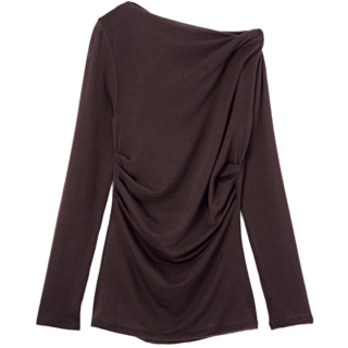 「胸元から裾までのアシンメトリーなドレープとカシミア混の柔らかな肌触りが◎」トップス¥18,700（ヴェニカ／Souple）