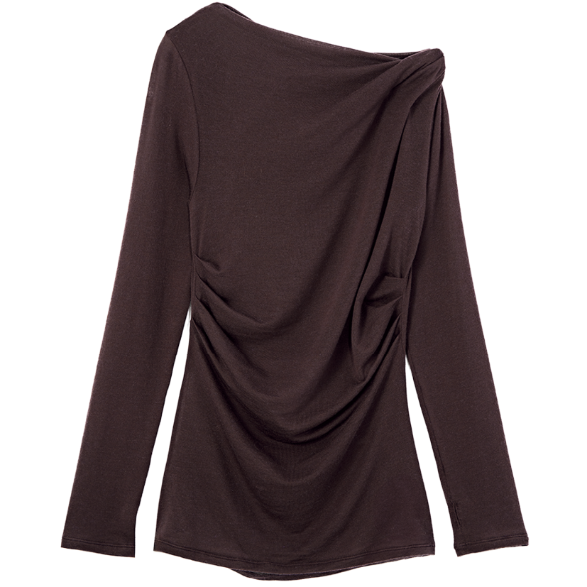 「胸元から裾までのアシンメトリーなドレープとカシミア混の柔らかな肌触りが◎」トップス¥18,700（ヴェニカ／Souple）