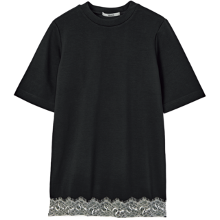 「夏の定番Tシャツもレースが加わるだけで一気に華やぐ！」Tシャツ¥18,700（ヴェニカ／Souple）