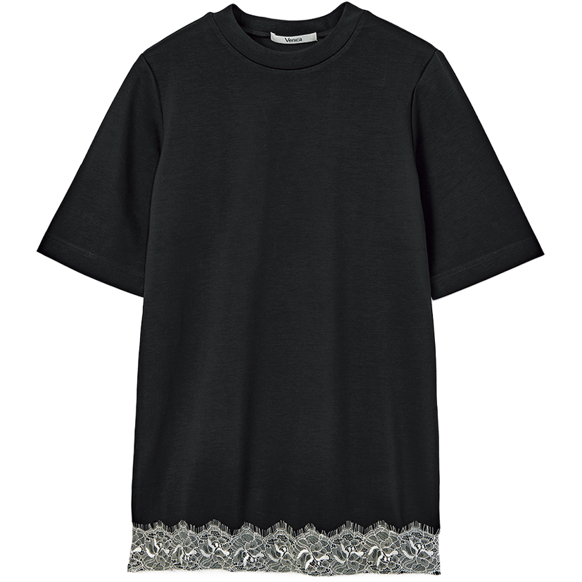 「夏の定番Tシャツもレースが加わるだけで一気に華やぐ！」Tシャツ¥18,700（ヴェニカ／Souple）