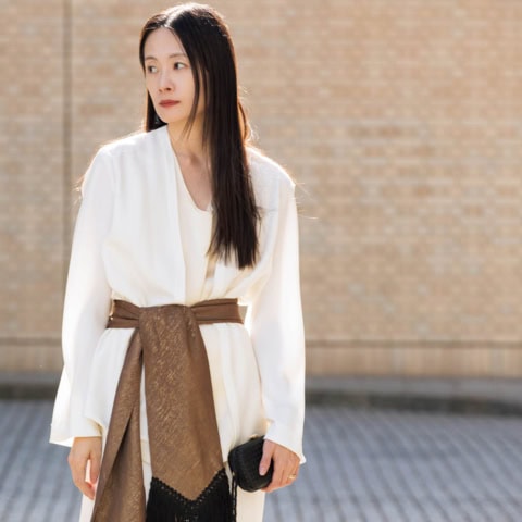 トレンドの【ストール腰巻き】はフリンジストールで！｜おしゃれな人の春アイテム洒落見せのコツ