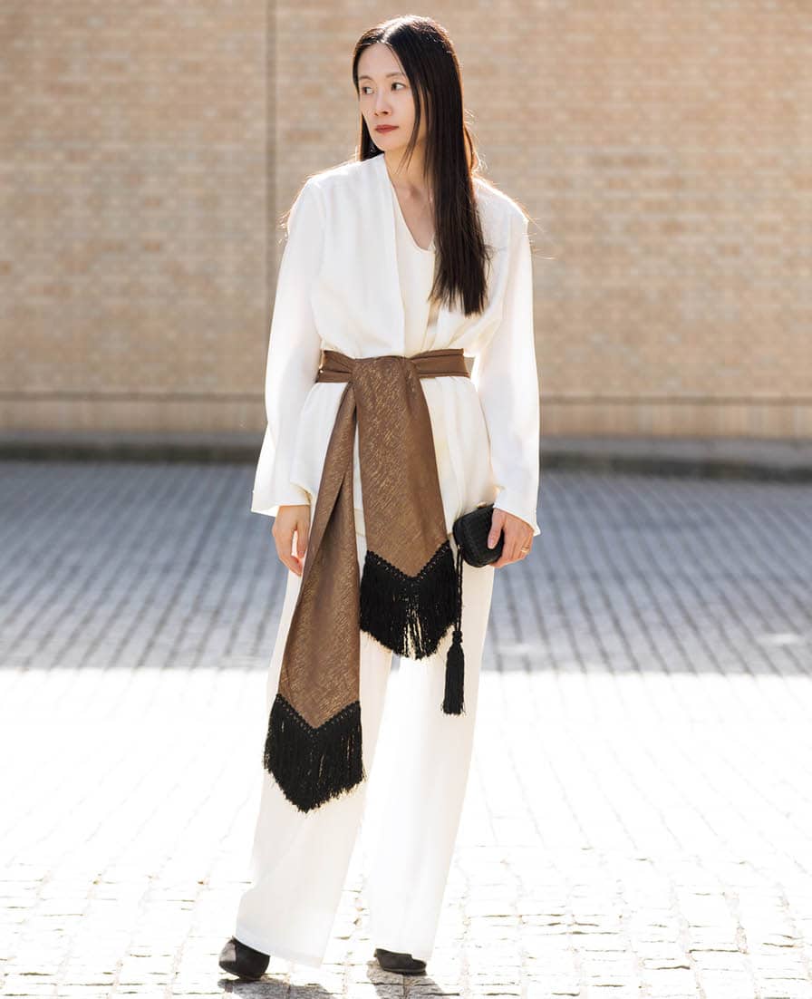 フィアーのカーディガンとパンツ、エモエレのトップス、腰に巻いたヴィンテージのストール、ヴィンテージのボッテガ・ヴェネタのバッグ、セルジオ ロッシのシューズは全て本人私物