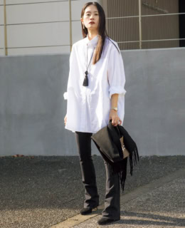 ザ・ロウのシャツ、アローのパンツ、セルジオ ロッシのシューズ、エルメスのバッグ、ティファニーのバングル、ロレックスの腕時計、ヴィンテージのイヤリング、Casa allyonのネックレスは全て本人私物