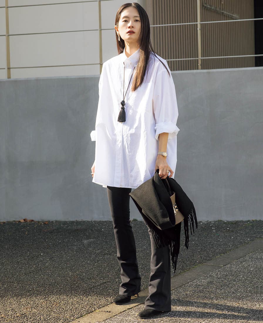 ザ・ロウのシャツ、アローのパンツ、セルジオ ロッシのシューズ、エルメスのバッグ、ティファニーのバングル、ロレックスの腕時計、ヴィンテージのイヤリング、Casa allyonのネックレスは全て本人私物